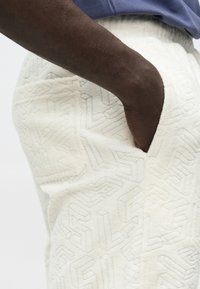 Lyle & Scott EMBLEM - Shorts - chalk