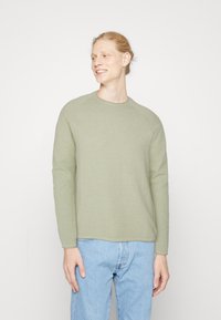 Jack & Jones - JJEHILL CREW NECK NOOS - Strickpullover - desert sage Thumbnail-Bild 1