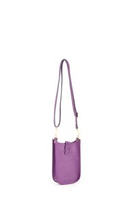 Lilla læder crossbody taske med en tekstureret overflade, har guld hardware, en topklaplukning og en justerbar rem.