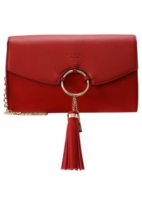 Borsa a mano in pelle rossa con chiusura a pattina magnetica, dettaglio a cerchio in oro e una nappina rossa. Include una tracolla a catena staccabile.