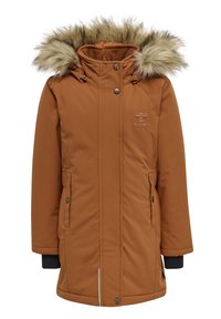 Manteau matelassé marron avec capuche en fausse fourrure, fermeture éclair sur le devant, poches latérales, accents de poignets noirs et logo brodé sur la poitrine.
