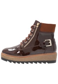 Hnědé lakované kožené kotníkové boty se semišovými akcenty, šněrováním vpředu, bočním zipem a strukturovanou platformou. Obsahuje dekorativní sponu.