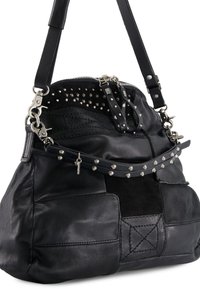 Czarna skórzana torebka na ramię z patchworkowym wzorem, z przyszywanym zamkiem błyskawicznym, nitowanym uchwytem i srebrnymi metalowymi detalami.