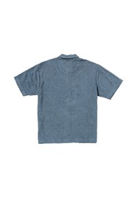 Camisa de manga corta azul claro con un patrón floral texturizado, cuello con solapas y un corte rectangular. Fabricada con material suave y transpirable.
