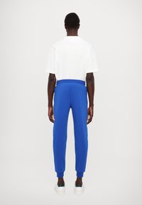EA7 Emporio Armani PANTALONI - Treniņtērpa apakšdaļas - lapis blue