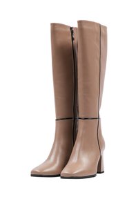 Stivali beige alti fino al ginocchio realizzati in pelle liscia, con tacco a blocco e dettaglio della cerniera nera lungo la cucitura frontale. Design a punta quadrata.