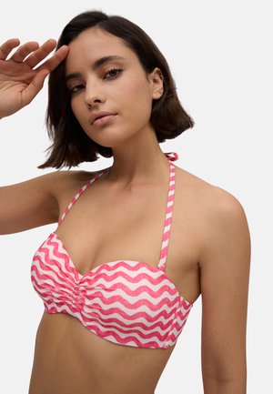 Top de bikini en rosa y blanco con patrón ondulado, que presenta un frente fruncido, lazo al cuello tipo halter y forma suavemente curvada.
