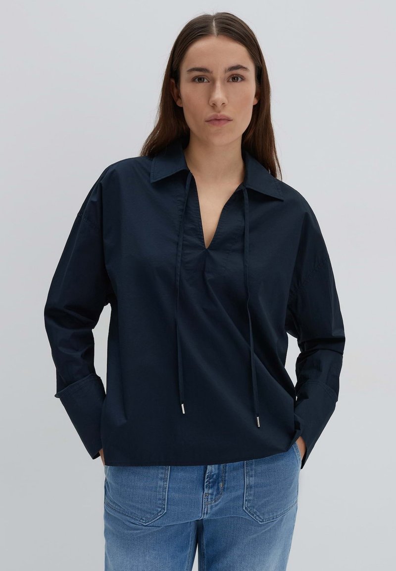 Maglietta blu navy con scollo a V e dettaglio con cordino, dotata di maniche lunghe e vestibilità rilassata, realizzata in tessuto leggero.