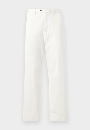 Pantaloni bianchi su misura realizzati in tessuto misto cotone. Presentano un design a gamba dritta, tasche anteriori e una chiusura con un singolo bottone.