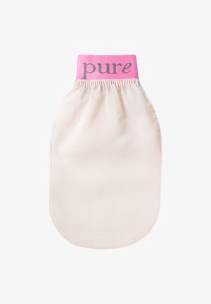 Nærbilde av en lysebrunt, eksfoliert arm med mørke prikker og et krøllete, blek strukturelt stoff med lysebrune flekker.