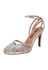 Sandali alti con tacco, argentati, caratterizzati da decorazioni in strass, design open-toe e una sottile cinghia alla caviglia su una soletta beige.