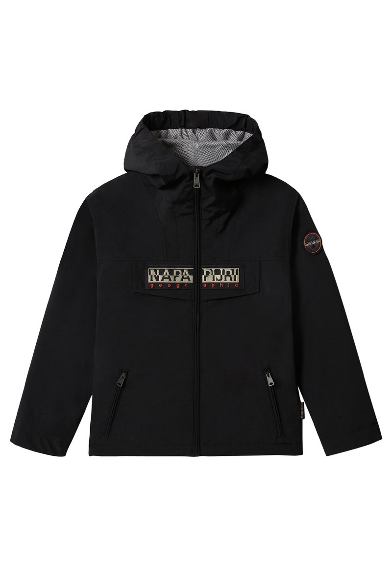 Giacca outdoor nera con cappuccio, chiusura frontale con zip, due tasche laterali e una toppa con logo sul petto. Tessuto liscio con finitura opaca.