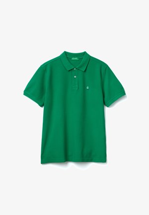 Zielona koszula polo wykonana z bawełny, z kołnierzykiem, trzema guzikami oraz małym logo na lewej piersi. Gładka faktura.