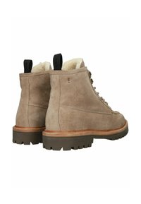 Botas de tobillo de ante beige con un acabado texturizado, que cuentan con un forro de borreguito, diseño de cordones y suelas de goma resistentes con un dibujo tipo lug.