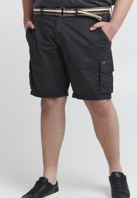 Svarte cargo-shorts i lett stoff, med frontlommer, sideskapsler og rullet kant; kombinert med et kontrasterende stripet belte.