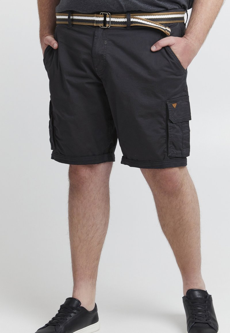 Svarte cargo-shorts i lett stoff, med frontlommer, sideskapsler og rullet kant; kombinert med et kontrasterende stripet belte.