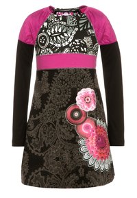 Sukienka z długim rękawem w czarnym kolorze, z fioletowym dekoltem, ozdobiona skomplikowanymi wzorami paisley i kwiatowymi w odcieniach różu i bieli.