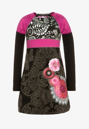 Sukienka z długim rękawem w czarnym kolorze, z fioletowym dekoltem, ozdobiona skomplikowanymi wzorami paisley i kwiatowymi w odcieniach różu i bieli.