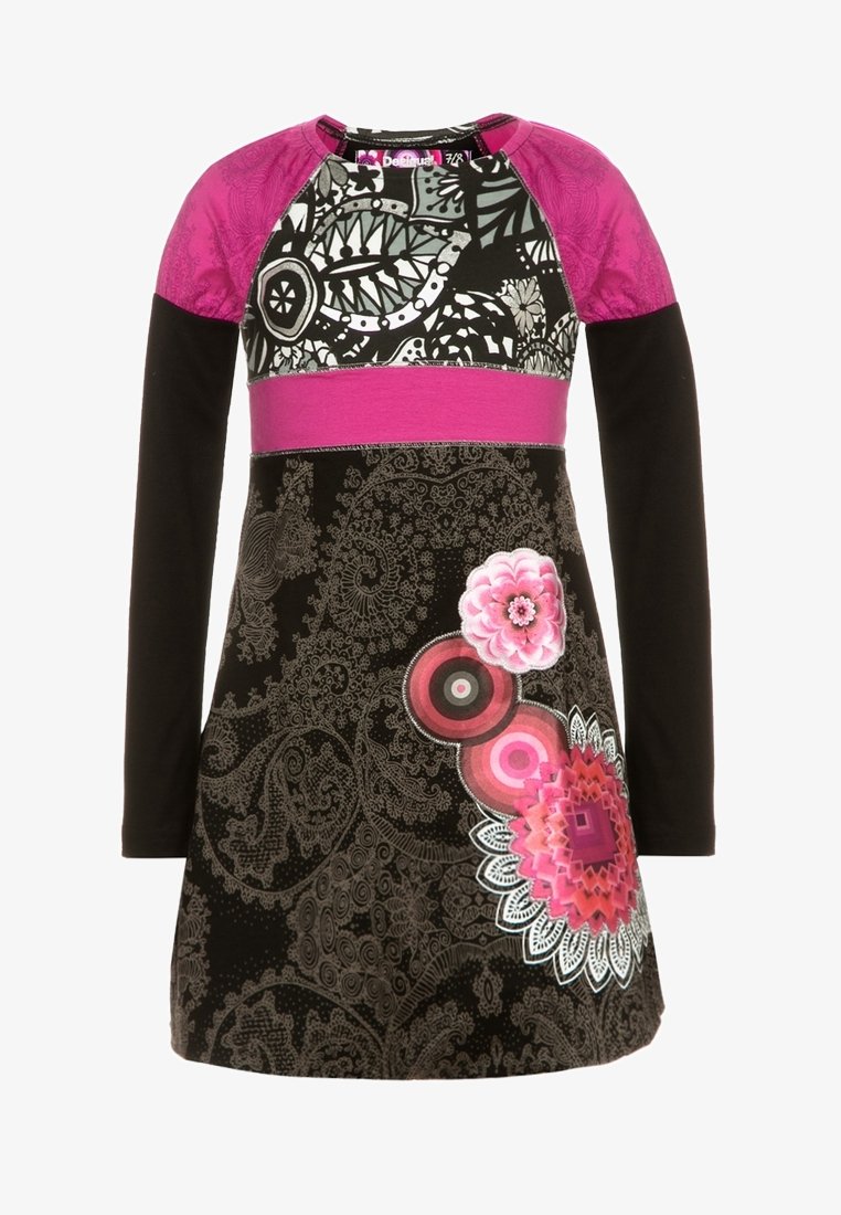Sukienka z długim rękawem w czarnym kolorze, z fioletowym dekoltem, ozdobiona skomplikowanymi wzorami paisley i kwiatowymi w odcieniach różu i bieli.