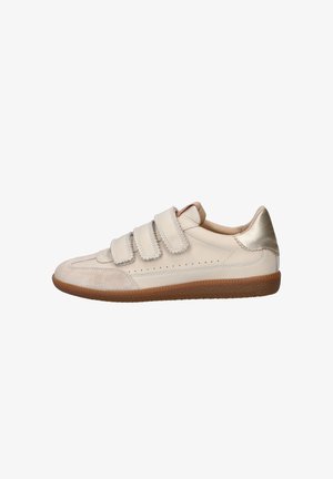 Beige lage sneaker met drie klittenbandsluitingen, suède neus, geperforeerde zijdetails, metalen hiel en bruine rubberen zool.