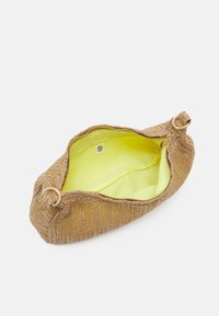 Torba pleciona w kolorze brązowym o fakturowanej powierzchni, z jasnobeżowym wnętrzem, o owalnym kształcie i złotych akcentach. Zamknięcie na zamek błyskawiczny u góry.