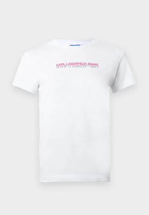 Λευκό βαμβακερό μπλουζάκι με στρογγυλή λαιμόκοψη και κοντά μανίκια, με ροζ και γκρι κείμενο που γράφει "KARL LAGERFELD JEANS" στο στήθος.
