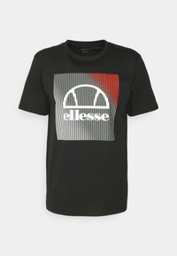 Černé tričko s krátkým rukávem s bílými a červenými svislými pruhy a bílým logem "ellesse" ve čtvercovém designu na hrudi.