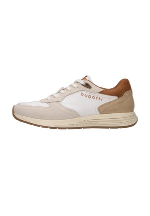 Beiger und weißer Sneaker mit braunen Wildlederakzenten, cremefarbiger Sohle, Schnürsenkeln und "bugatti"-Branding an der Seite.