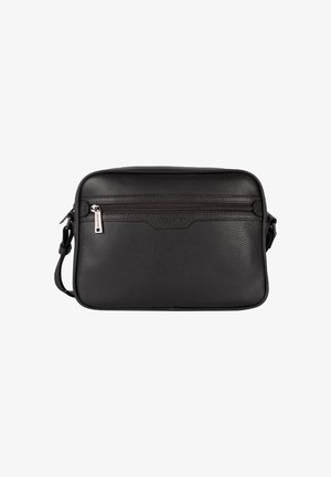 Zwarte leren crossbody tas met textuur, voorzien van een voorzak met rits en een verstelbare band. De tas heeft een rechthoekige vorm en subtiele stiksels.