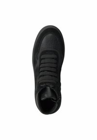 Svart högskuren sneaker med en mix av läder och mocka, perforerad tådetalj, platta snören och en siddragkedja för enkel åtkomst.