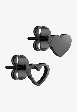 Zwarte hartvormige oorbellen in twee ontwerpen: de ene is massief met een glad oppervlak, de andere is een open hartomtrek met een gepolijste textuur.