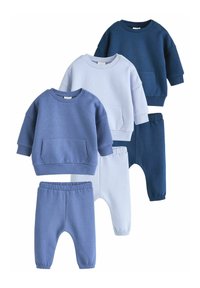 Sæt af børnesweatshirts og bukser i forskellige nuancer af blå. Funktioner inkluderer blødt stof, ribbede manchetter og lommer på nogle sweatshirts.