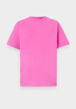 Lyserød kortærmet T-shirt lavet af bomuld, med rund halsudskæring og et lille hvidt Nike-logo broderet på brystet.