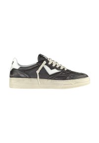 Sneaker in pelle nera con dettagli bianchi, superficie textured, suola in gomma beige e design con lacci. Presenta un logo triangolare sul lato.