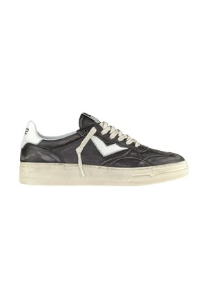 Sneaker in pelle nera con dettagli bianchi, superficie textured, suola in gomma beige e design con lacci. Presenta un logo triangolare sul lato.