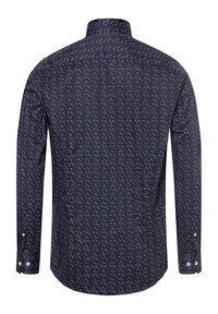 Camicia a maniche lunghe di colore blu navy scuro con un motivo geometrico in rosso e blu chiaro. Presenta un colletto classico e polsini con bottoni.
