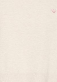 Svetlo bež pleten pulover ima rebrasto teksturo s majhnim roza vezenim srcem na levi strani. Enostavna, minimalistična zasnova.