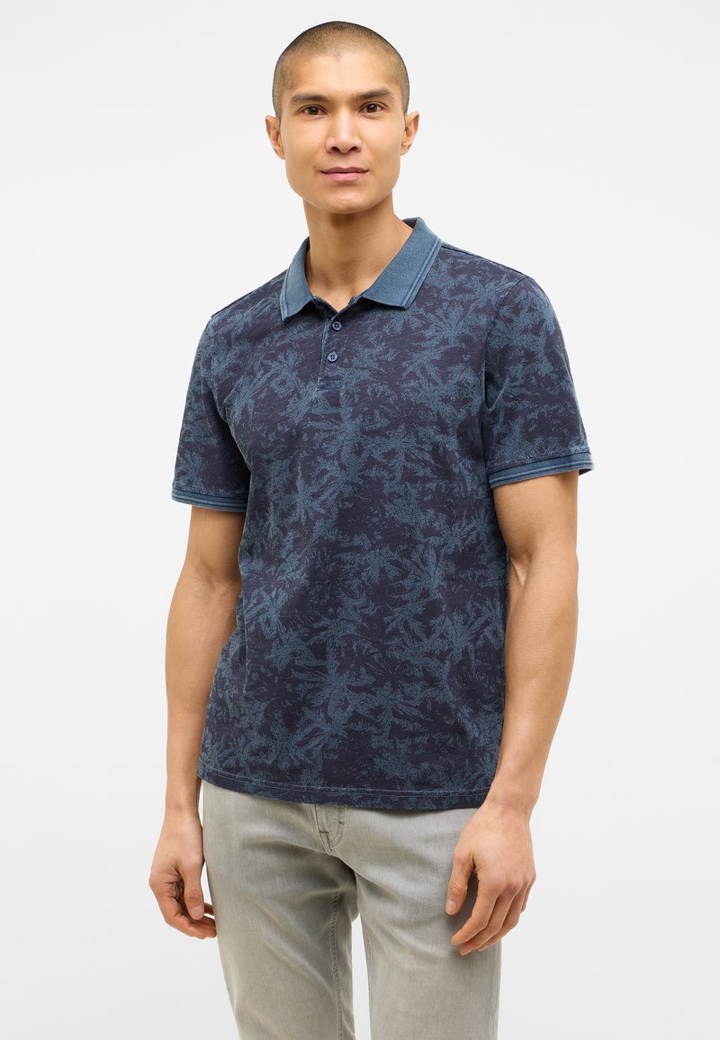 Granatowa koszulka polo z delikatnym wzorem liści, krótkie rękawy i kontrastowy kołnierzyk. Wykonana z miękkiego materiału, z trzema guzikami przy dekolcie.
