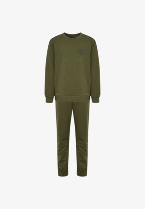 To børn iført matchende olivengrønne sweatshirts og joggingbukser står med afslappede og selvsikre positurer på hvid baggrund.