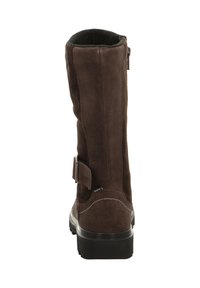 Brauner Wildleder-Kniehochstiefel mit seitlichem Reißverschluss, verstellbarem Riemen und dicker schwarzer Gummisohle, von hinten betrachtet.