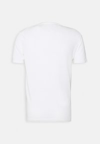 Hvid kortærmet t-shirt lavet af bomuld. Har en rund hals og en glat tekstur uden synlige mønstre eller accenter.
