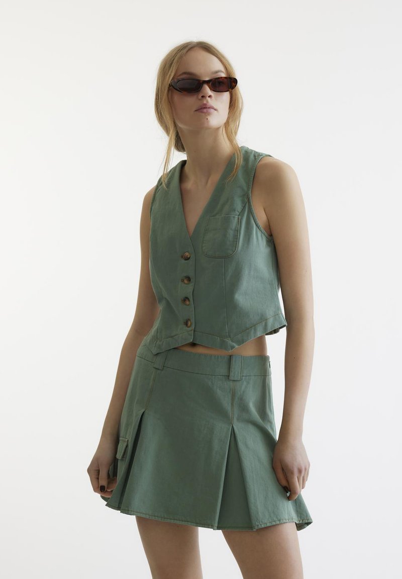 SOMETHINGNEW - CAM SHORT VEST - Chaleco - watercress, Ampliar