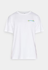 Camiseta de algodón blanca con mangas cortas y cuello redondo. Presenta un logotipo multicolor de "Converse" en el área del pecho izquierdo.