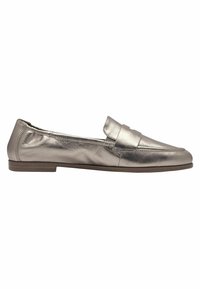 Metallisch zilveren loafers met een gladde textuur, ronde neus en decoratieve band over de voorkant. Vlakke, bruine zool.