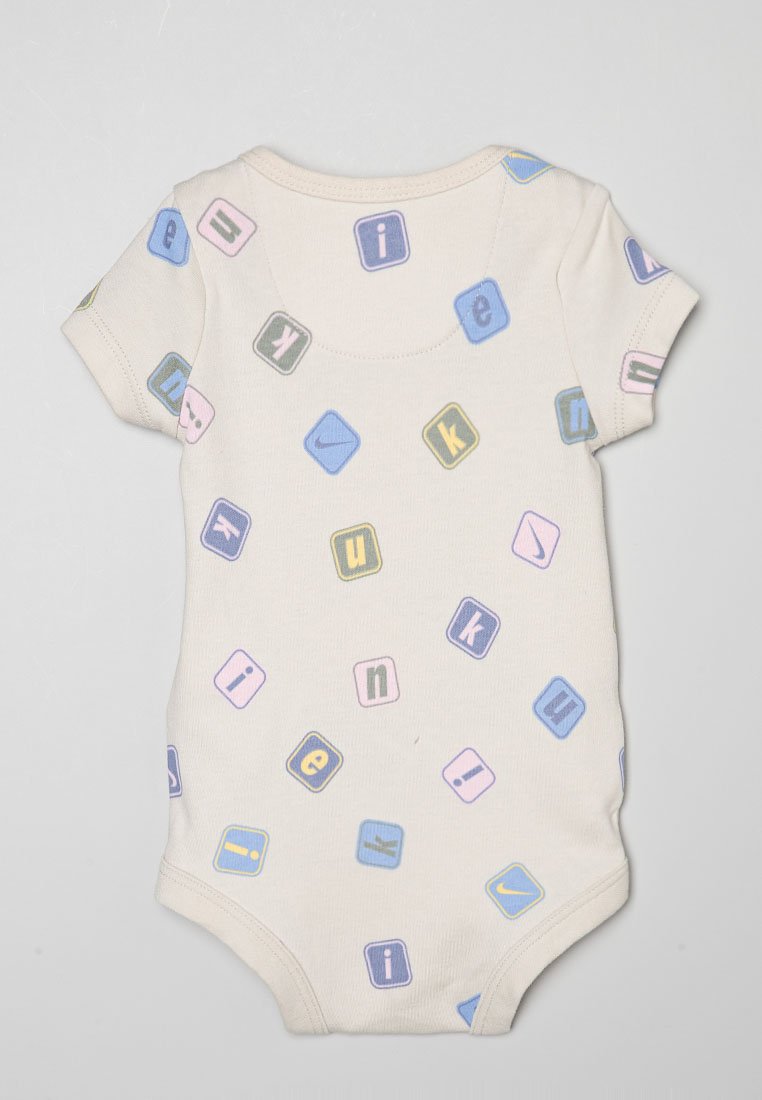 Un body beige clair à manches courtes orné de lettres et de symboles carrés colorés dans différentes teintes pastel sur le tissu. Matière en coton doux.