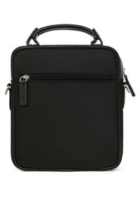 Borsa nera in nylon a forma quadrata, con una tasca frontale con zip, superficie testurizzata e manico superiore per il trasporto. Dettagli in metallo color argento.