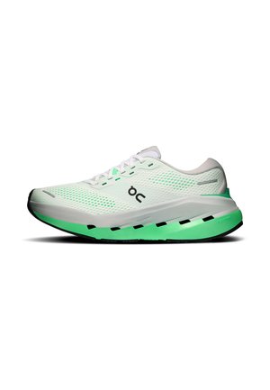 Chaussure de course blanche et verte avec tige en mesh, lacets blancs et semelle épaisse comportant des accents noirs et verts ainsi qu'un logo latéral.