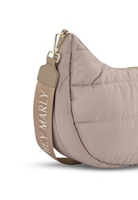 Beige, gesteppte Schultertasche mit geschwungener Form, goldfarbenen Beschlägen und einem langen Tragegurt mit "HEY MARLY" in cremefarbener Schrift.
