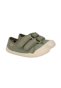 Zapatillas de lona verdes con dos tiras de Velcro, punta redonda, suela de goma blanca y un pequeño logo de un animal en el lateral.