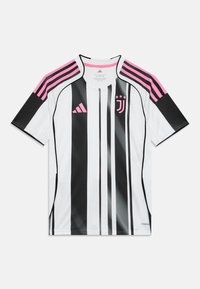Maillot de football Juventus en blanc avec des rayures verticales noires et des accents roses. Présente un col rond, des manches courtes et le logo Adidas.